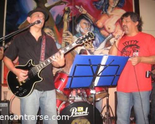 8830 13 NocHE EntRe AmIGoS Y BluEs-GALLO ROJO-