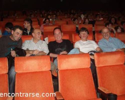 jajajajjaja esta foto la saque antes de HOMBRES DE NEGRO.....estaban de buen humor y despiertos...jajajajajajajajajja :Encuentro Grupal DOMINGO DE SUPER ACCION !!!! CINE Y CAFECITO EN EL SHOPING DE DEVOTO !!!!!!