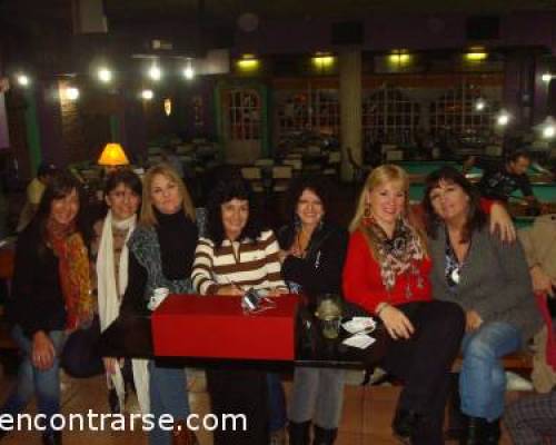 8877 1 EN EL OESTE LOS VIERNES JUGAMOS BOWLING Y POOL