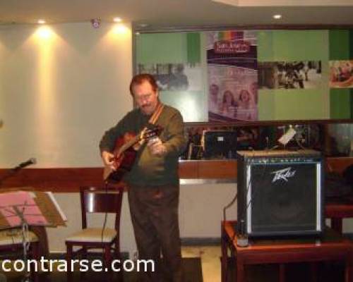 muy buen guitarrista!!! me olvidé el nombre!!! mil perdones!!! :Encuentro Grupal Cafecito **Zona Norte** FESTEJAMOS LOS CUMPLEAÑOS DE LUNAHARMONY (Lili)-MIGUEL61!!!