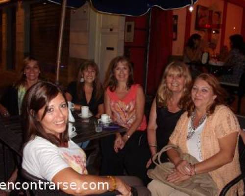 Ls chicas salieron a tomar fresquito y cafecito. :Encuentro Grupal LA TERTULIA DE LOS JUEVES EN DEVOTO EN QUATTRO MORI- (QM)