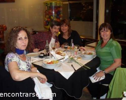 Esas dos chicas estaban recuperando las calorías que perdieron en la caminata ? Están re lindas .  :Encuentro Grupal Coloquio y tormenta de IDEAS