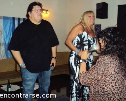 Jajajajaj ¡Parece que le cantara! :Encuentro Grupal CENA-SHOW-KARAOKE Y BAILE