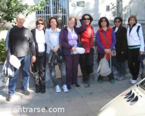 10155 9 El grupo frente a la puerta de la casa donde vivió Julio Cortázar 