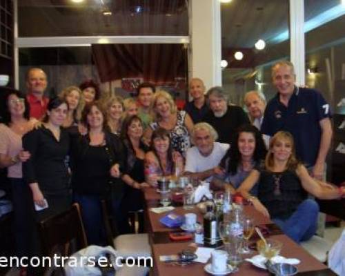 Ahora sí para la próxima foto grupal antes de irse... muaaaaaaaaaaaaaaa :Encuentro Grupal LA TERTULIA DE LOS JUEVES EN DEVOTO EN QUATTRO MORI- (QM)  