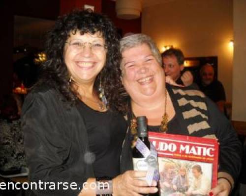 Hermosas damas !!!!! que linda amistad.... eso traspasa la foto chicas y se nota !!!! estan muy lindas ambas !! Mabe.... la trasnoche no me permitiò acompañarlos...... beso enorme !!!!  :Encuentro Grupal ¡¡¡NUESTRO TRADICIONAL CAMPEONATO DE TRUCO!!! Generala, Burako y Otros Deportes Extremos