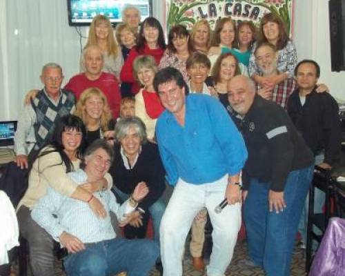 OJO, NO ES LO QUE PARECE (no me está acogotando) :Encuentro Grupal NOS REUNIMOS EN EL CLUB OESTE,CABALLITO CERCA DE TODO,