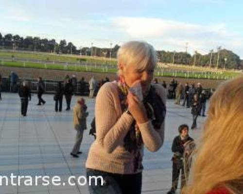 10529 13 LA GENTE DEL OESTE SE VA AL HIPODROMO DE PALERMO.