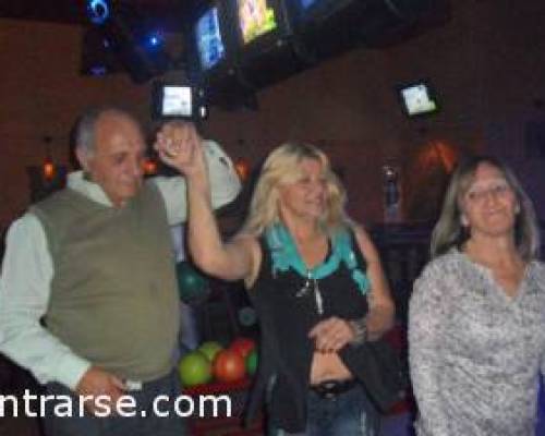 10570 14 La gente del oeste los viernes invitan a jugar Bowling en Flores