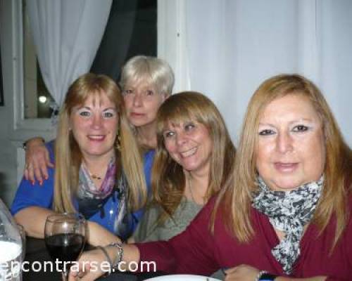 Que linda foto chicas!!!! :Encuentro Grupal VENI Y DIFRUTA DE NUESTRO KARAOKE Y BAILE EN EL CLUB OESTE CERCA DE TODOS