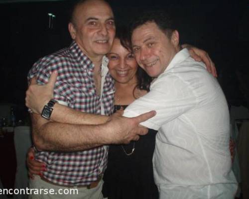 Me encanta esta foto !! esto si que es un abrazote !! :Encuentro Grupal FESTEJEMOS LA LLEGADA DEL DIA DE LA MADRE COMO SIEMPRE BAILANDO EN DEL PRADO !!!!!!