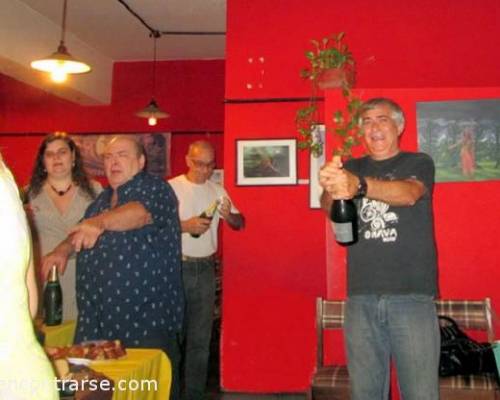 Descorchando las botellas para el brindis.... :Encuentro Grupal Querés compartir con nosotros la noche del 31 de diciembre en Cladd???