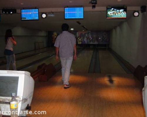 11563 8 Jugamos al bowling con amigos