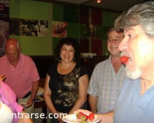 Que imagen mas tierna de Mixel con la frutillita !! ja,ja :Encuentro Grupal Cafecito **Zona Norte**  FESTEJAMOS EL CUMPLEAÑOS DE MIXEL