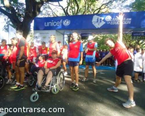9952 12 Atletas asistidos y voluntarios listos para largar...!