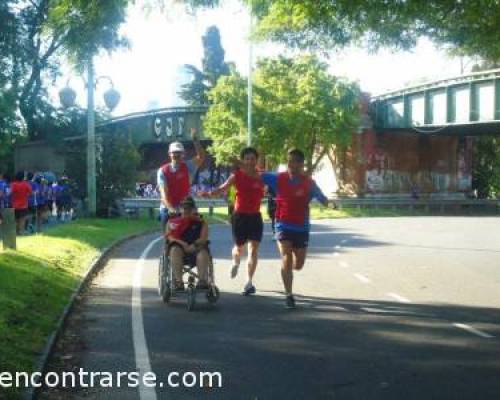 9952 15 Facundo (atleta asistido) y su equipo que hicieron los 10k