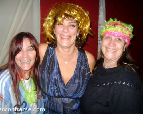 tres locas!!!!! socorrooo!!! :Encuentro Grupal VENI A VER EL 1º PARTIDO DE LA SELECCIÓN EN PANTALLA GIGANTE Y DESPUES NOS QUEDAMOS A BAILAR!!!