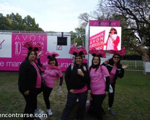 Bien tempranito ingaurando el evento :Encuentro Grupal 10º Caminata Avón - Contra el cancer de mama