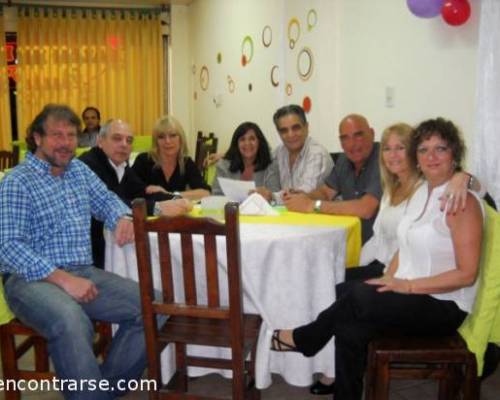 Con la gente de esta mesa Compartì Mi Premio !!! Gracìas !! :Encuentro Grupal !! NOCHE DE PEPEPEPEPPEPEP!! FIESTA....FIESTA...