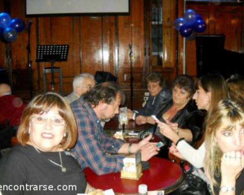 12607 24 MI AMIGA ADRIANA CUMPLE AÑOS Y LO FESTEJA CANTANDO