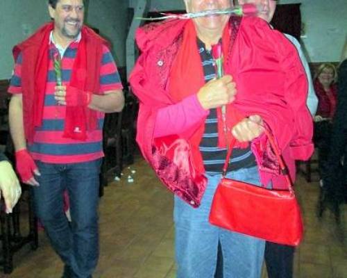 Osvaldoooo.... florcitas  y cartera???? :Encuentro Grupal LA NOCHE DE ROJO EN EL CLUB DE LOS VIERNES Y FESTEJAMOS EL CUMPLE DE LOLI7 Y DE ROKY10