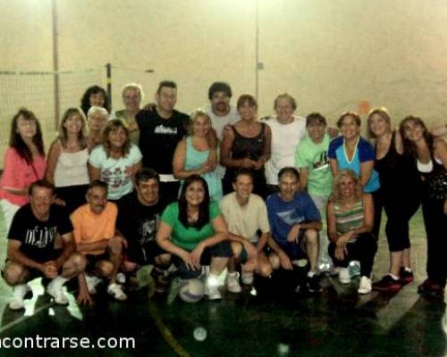 Cuento 22 + 1 en la foto ... ya van a necesitar dos canchas !!  :Encuentro Grupal EL DEPORTE EN EL RECUERDO