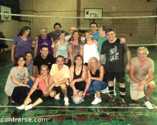 Nos felicitaron los chicos concurrentes al complejo, les parecía mentira ver a tantos veteranos (por no decir tercera edad) jugar al voley! :Encuentro Grupal EL DEPORTE EN EL RECUERDO