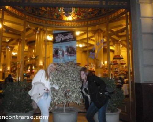 Suerte que aparecio un arbol para mantenerlas en pie !!!!     jajajja :Encuentro Grupal CENTRO NAVARRO de BUENOS AIRES POR LA JONES