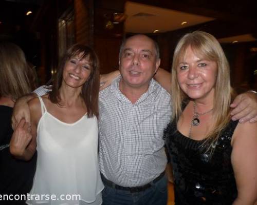 Muy linda foto :Encuentro Grupal Cumple de ISA y DORIS en Champs Elysees!!