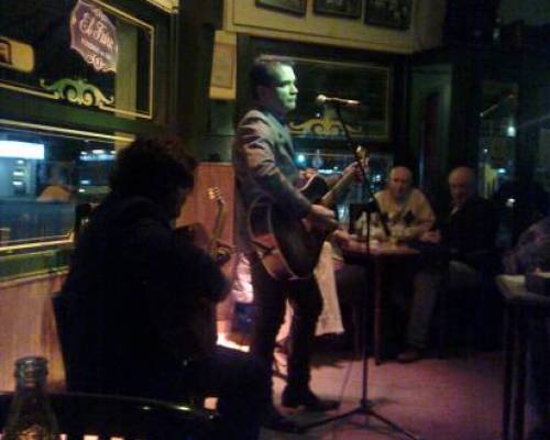 13906 25 ALFREDO PIRÓ CANTA EN EL BAR NOTABLE EL FARO DE VILLA URQUIZA