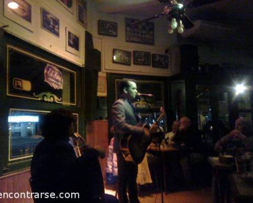 13906 26 ALFREDO PIRÓ CANTA EN EL BAR NOTABLE EL FARO DE VILLA URQUIZA