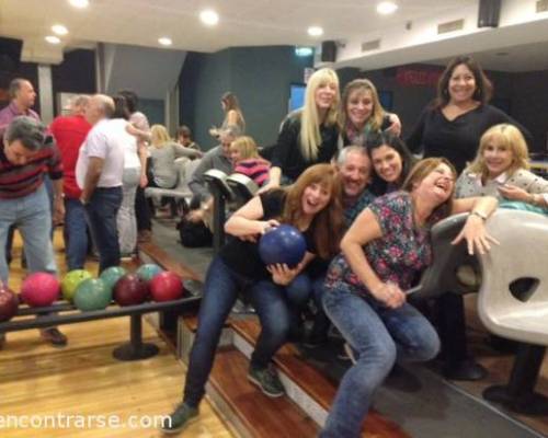 que lindas risas  Foto Feliz !!! :Encuentro Grupal BOWLING ENTRE AMIGOS