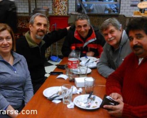 Tercer tiempo con pizza y empanadas  :Encuentro Grupal No me dejen solo jugando al voley