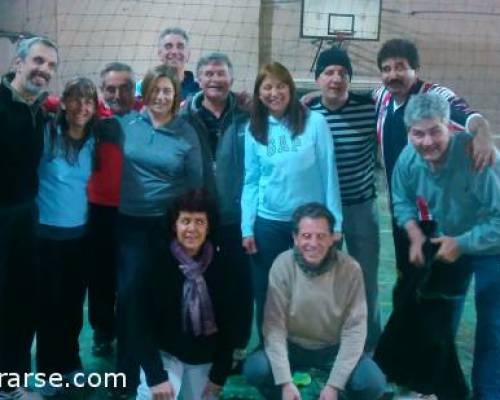 A pesar de la lluvia y el frío nuestro equipo siempre está  :Encuentro Grupal No me dejen solo jugando al voley