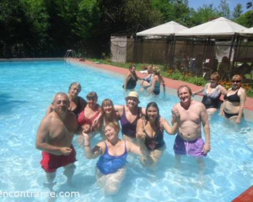 que lindos disfrutando de la pile, era como un lugar de juego y charla... :Encuentro Grupal DESPEDIDA DEL AÑO EN UNA QUINTA EN DEL VISO¡¡¡¡