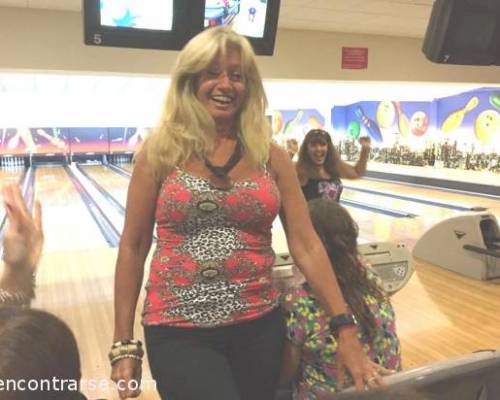 el primer strike de la noche ! :Encuentro Grupal BOWLING  2016 BIENVENIDO !!!!