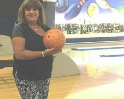 Una genia con su super tirada  :Encuentro Grupal BOWLING .....VAMOS DE VUELTA ??????