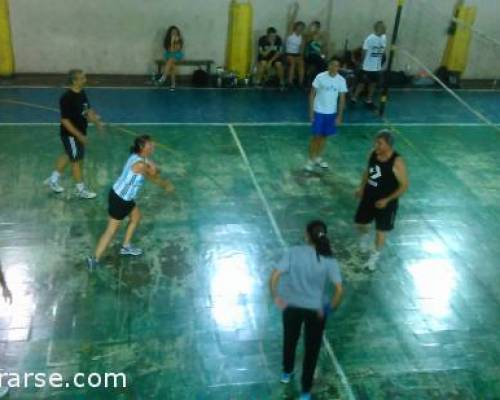 Pleno juego :Encuentro Grupal VOLEY Y ALGO MAS