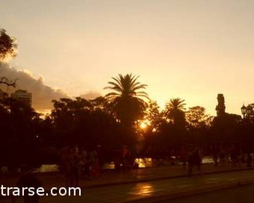 El sol se va ocultando sobre el lago :Encuentro Grupal CAMINATA POR LOS LAGOS