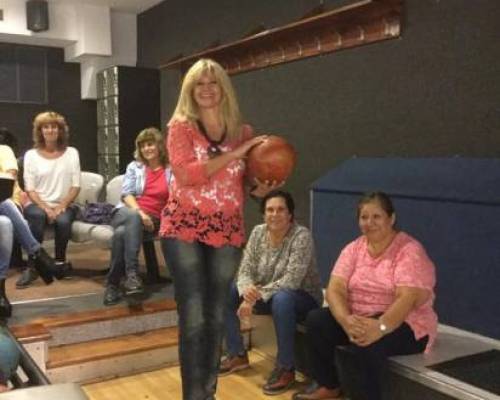 HOLAAA FUE UNA NOCHE BIEN AGRADABLE Y DIVERTIDA PASAR CON AMIGOS Y GENTE CONOCIDA DE ENCUENTRAME ....LASTIMA QUE ME FUE MAL CON LAS BOLAS QUEDE EN ULTIMA EN EL GRUPO TODO POR CULPA DE MI BRAZITO QUE ME DOLIA SNIFFF :Encuentro Grupal BOWLING .....VAMOS DE VUELTA ??????