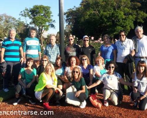 Y en un momento todas las rosas giraron para ver a este hermoso grupo :Encuentro Grupal CAMINATA POR LOS LAGOS