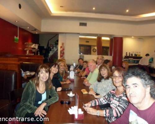 Hora de merienda después de la caminata :Encuentro Grupal CAMINATA POR LOS LAGOS