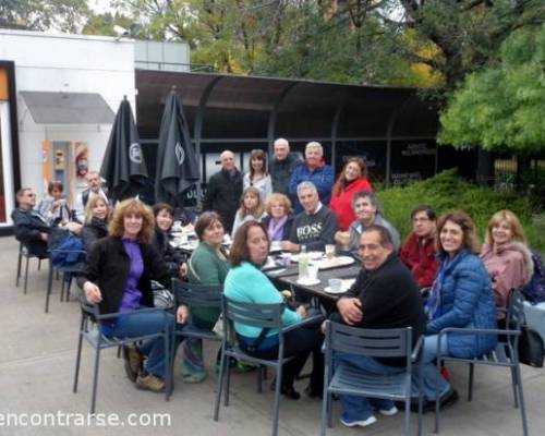 El broche final en la estación de servicio, en una charla que no queremos cortar. Hasta la próxima semana. Gracias por estar :Encuentro Grupal CAMINATA POR LOS LAGOS