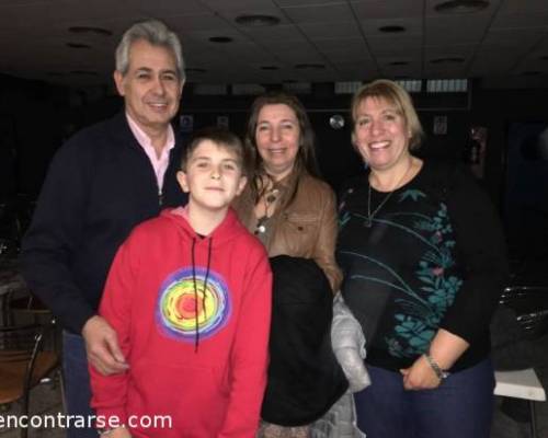 hermoso Pancho..me hizo acordar cuando hace 7 años atrás ..mis hijos iban también al Bowling !!! :Encuentro Grupal FESTEJAMOS EL DIA DEL AMIGO !!!!