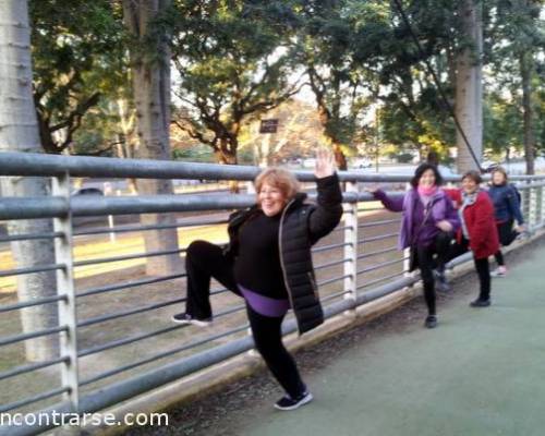 Las chicas elongando en el puente colgante de Dorrego :Encuentro Grupal CAMINATA POR LOS LAGOS