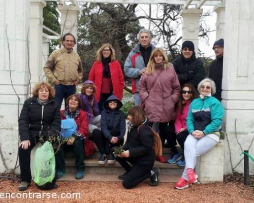 En el Rosedal hicimos una parada para la foto. Hermosos/as :Encuentro Grupal CAMINATA POR LOS LAGOS