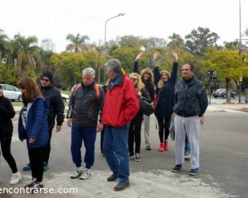 Hoy cambiamos de recorrido, estaban todos muy atentos :Encuentro Grupal CAMINATA POR LOS LAGOS Cambio de ITINERARIO