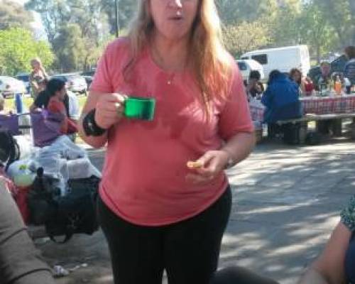 Fabi una persona increíble tomando café ella y la remera jajaja :Encuentro Grupal ASADO VIAJEROS DESFACHATADOS