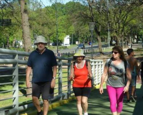 Gustavo muy bien custodiado por Rosa y Rosy :Encuentro Grupal CAMINATA POR LOS LAGOS Cambio de ITINERARIO