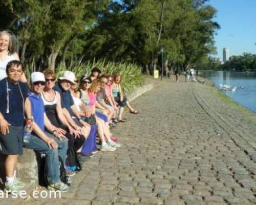 La belleza del Lago de Regatas a la derecha y la belleza de este grupo de caminantes a la izquierda :Encuentro Grupal CAMINATA POR LOS LAGOS Cambio de ITINERARIO